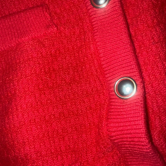 Red button up top - Picture 2 of 6